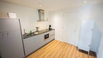 Een koelkast, een magnetron, een oven, een kookplaat