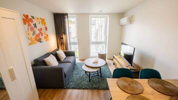 Een televisie en een kantoor