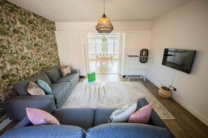 TV, offices - Elegant 75m² Two-Bedroom Apartment (SD-23-G) (Eindhoven)