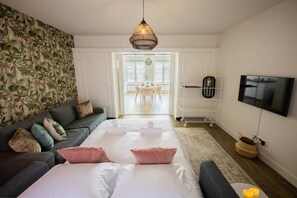 1 slaapkamer, een bureau, een strijkplank/strijkijzer, wifi