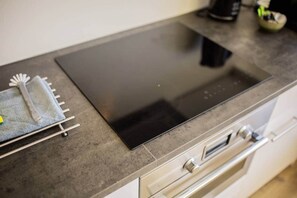 Een koelkast, een microgolfoven, een oven, een vaatwasser