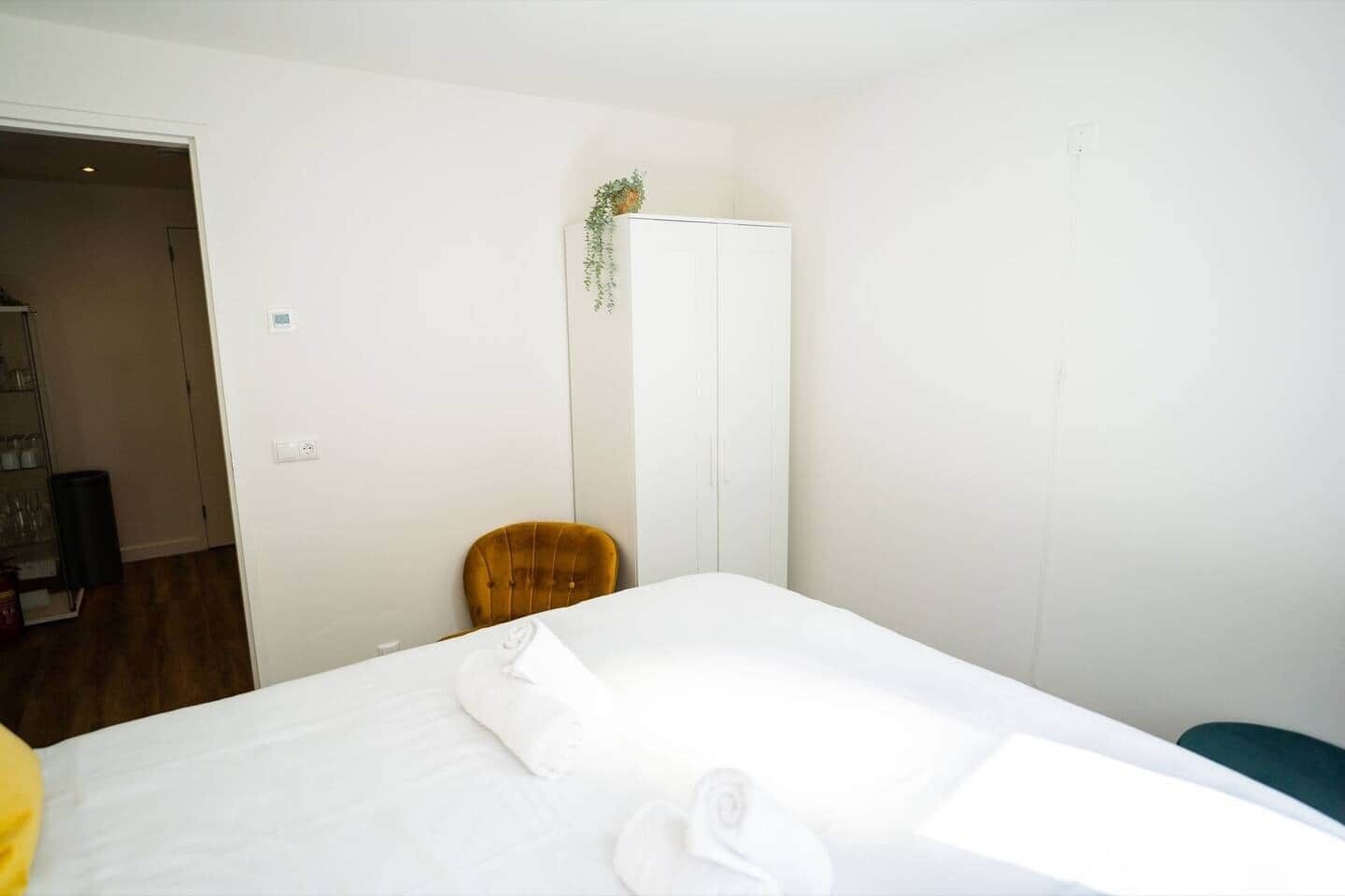 1 slaapkamer, een strijkplank/strijkijzer, wifi, beddengoed