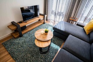 Una televisión, una oficina