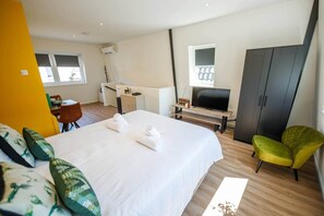 WiFi, bed sheets - Deluxe 35m2 City Center Studio with Views (DB-6-C) ('s-Hertogenbosch)