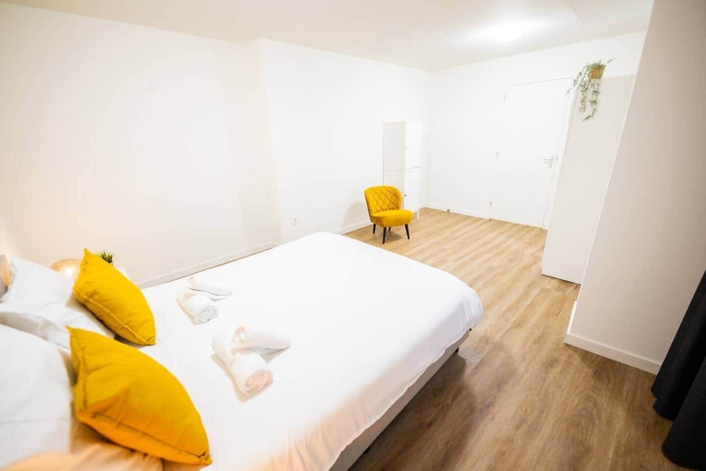 2 bedrooms, desk, iron/ironing board, WiFi