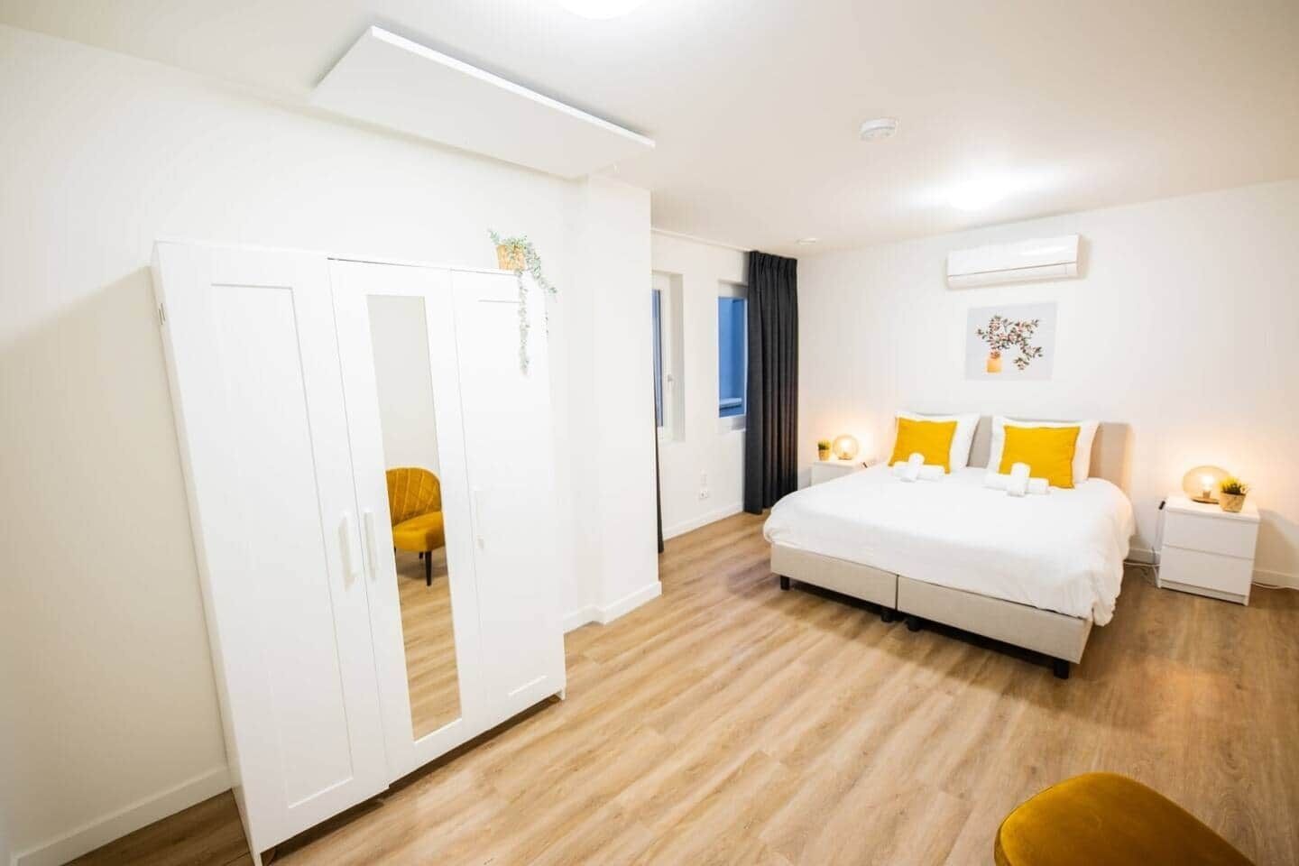 2 slaapkamers, een bureau, een strijkplank/strijkijzer, wifi