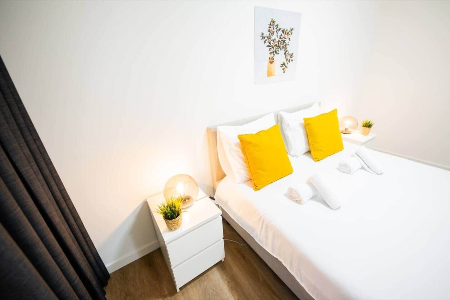 2 bedrooms, desk, iron/ironing board, WiFi