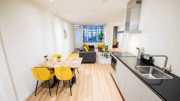 Een koelkast, een magnetron, een oven, een vaatwasser