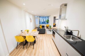 Kjøleskap, mikrobølgeovn, ovn og oppvaskmaskin