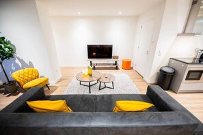 Una televisión, una oficina