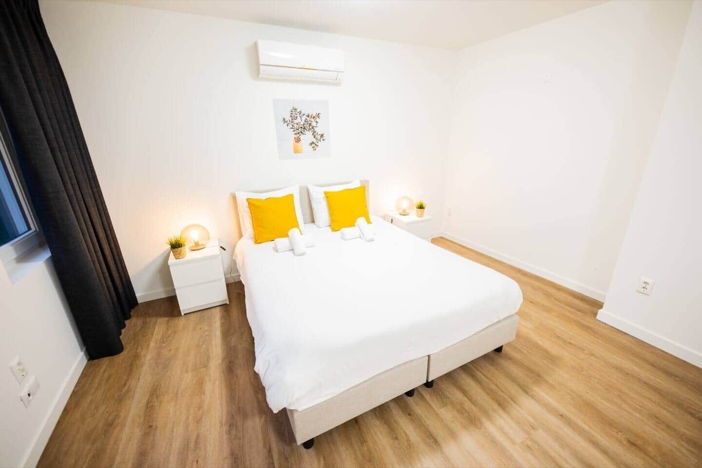 2 slaapkamers, een bureau, een strijkplank/strijkijzer, wifi