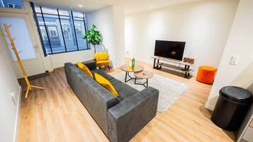 Een televisie en een kantoor