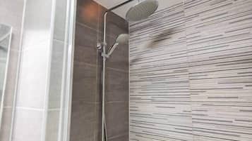 Een douche, gratis toiletartikelen, een haardroger
