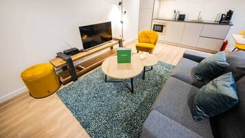 Een televisie en een kantoor