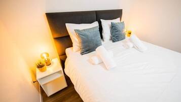 Een strijkplank/strijkijzer, wifi, beddengoed