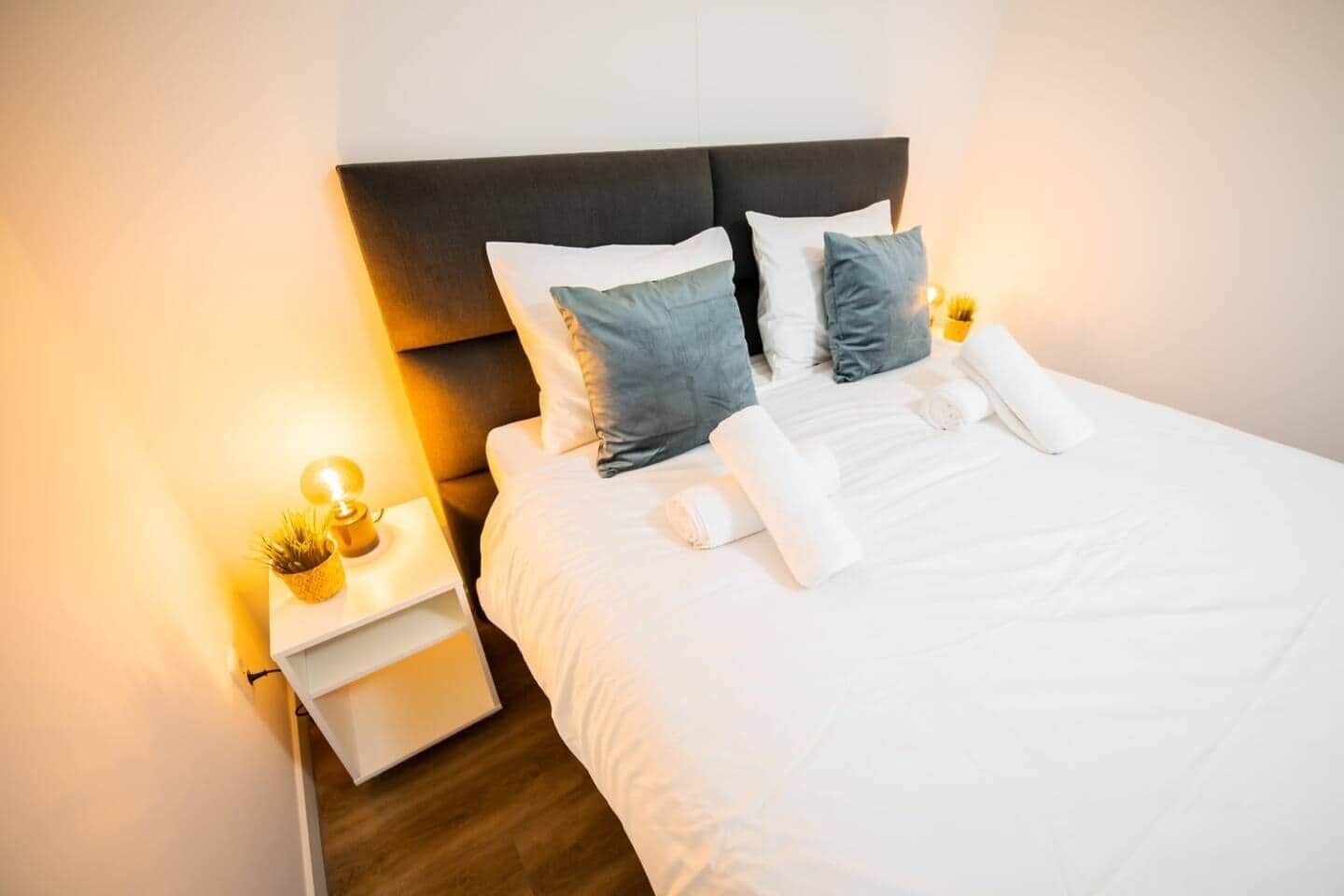 Desk, iron/ironing board, WiFi, bed sheets