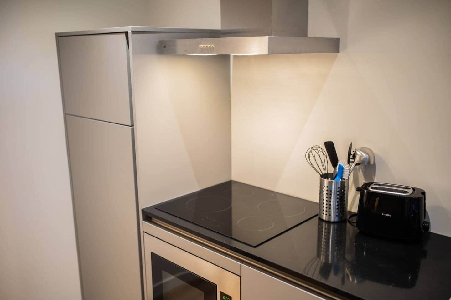 Een koelkast, een magnetron, een oven, een vaatwasser