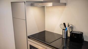 Een koelkast, een magnetron, een oven, een vaatwasser