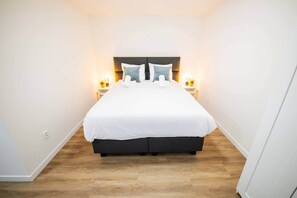 Escritorio, tabla de planchar con plancha, wifi y ropa de cama