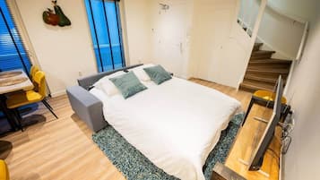 Schreibtisch, BĂŒgeleisen/BĂŒgelbrett, WLAN, BettwĂ€sche