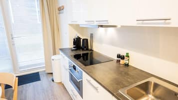 Een koelkast, een magnetron, een oven, een kookplaat