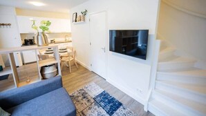 Un appartement moderne comprenant une cuisine, un coin repas et un salon.