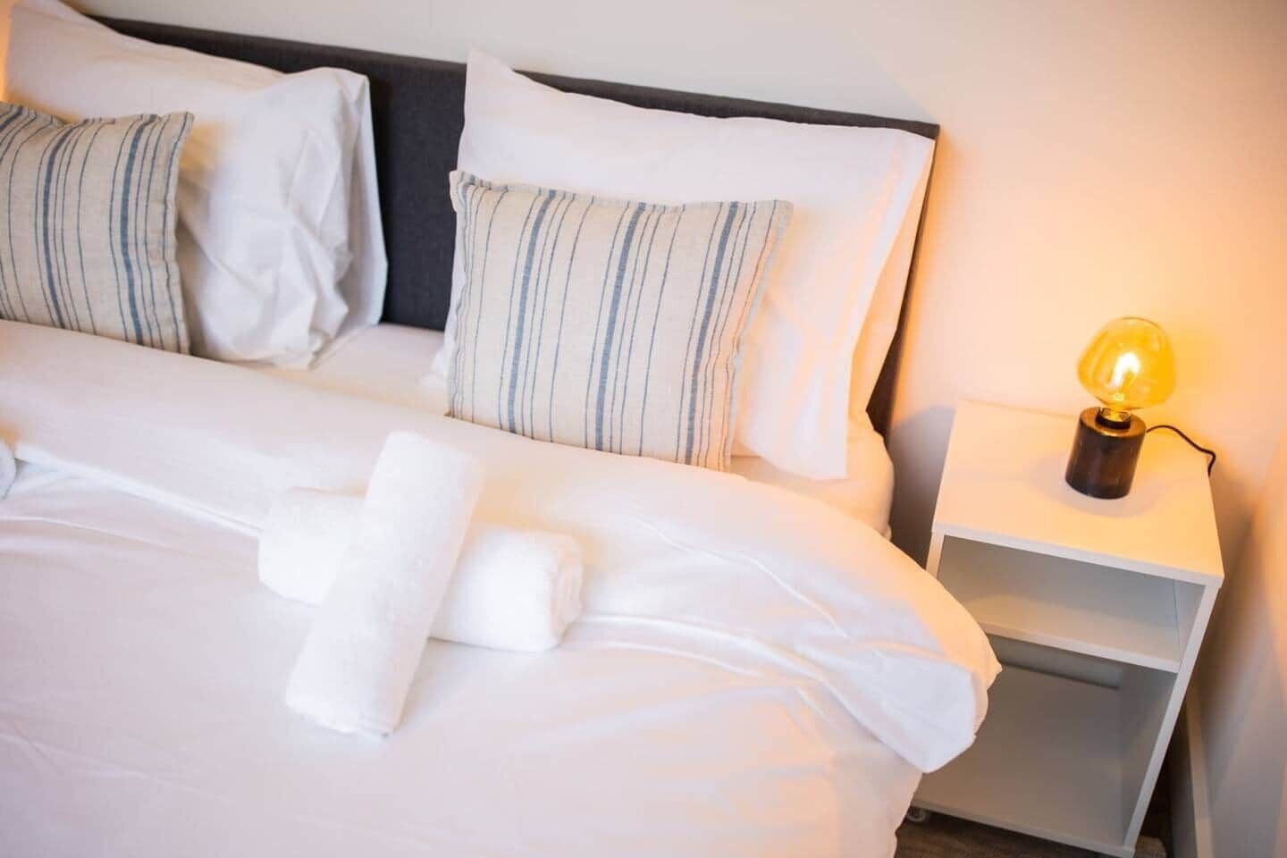 2 室のベッドルーム、デスク、アイロン / アイロン台、WiFi