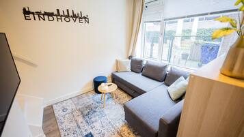 Een televisie, een stereo en een kantoor