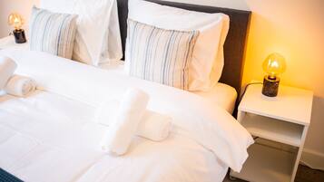 2 slaapkamers, een bureau, een strijkplank/strijkijzer, wifi