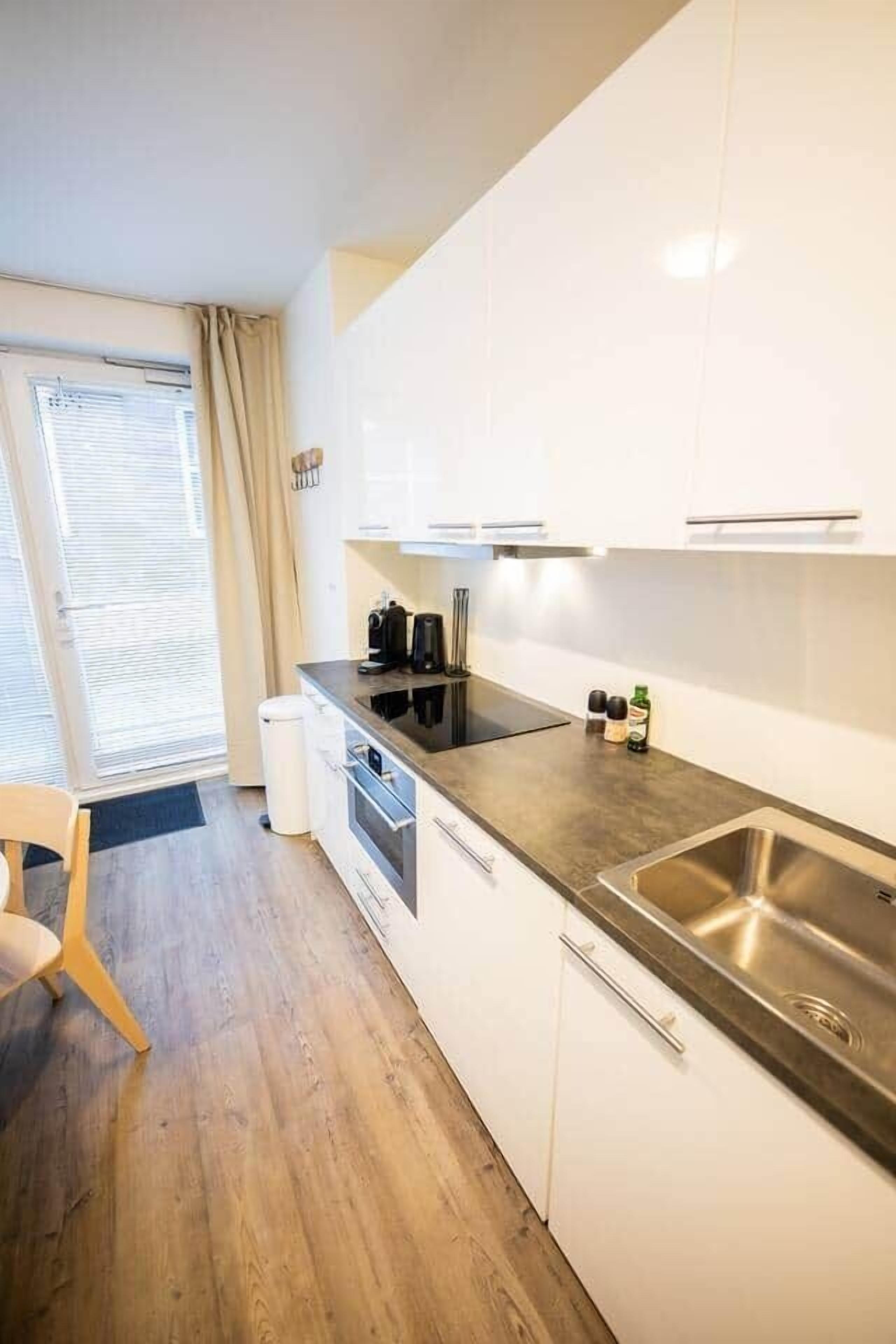 Een koelkast, een magnetron, een oven, een kookplaat