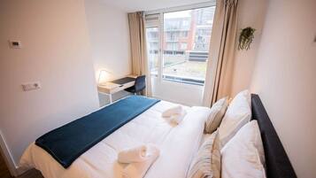 2 bedrooms, desk, iron/ironing board, WiFi