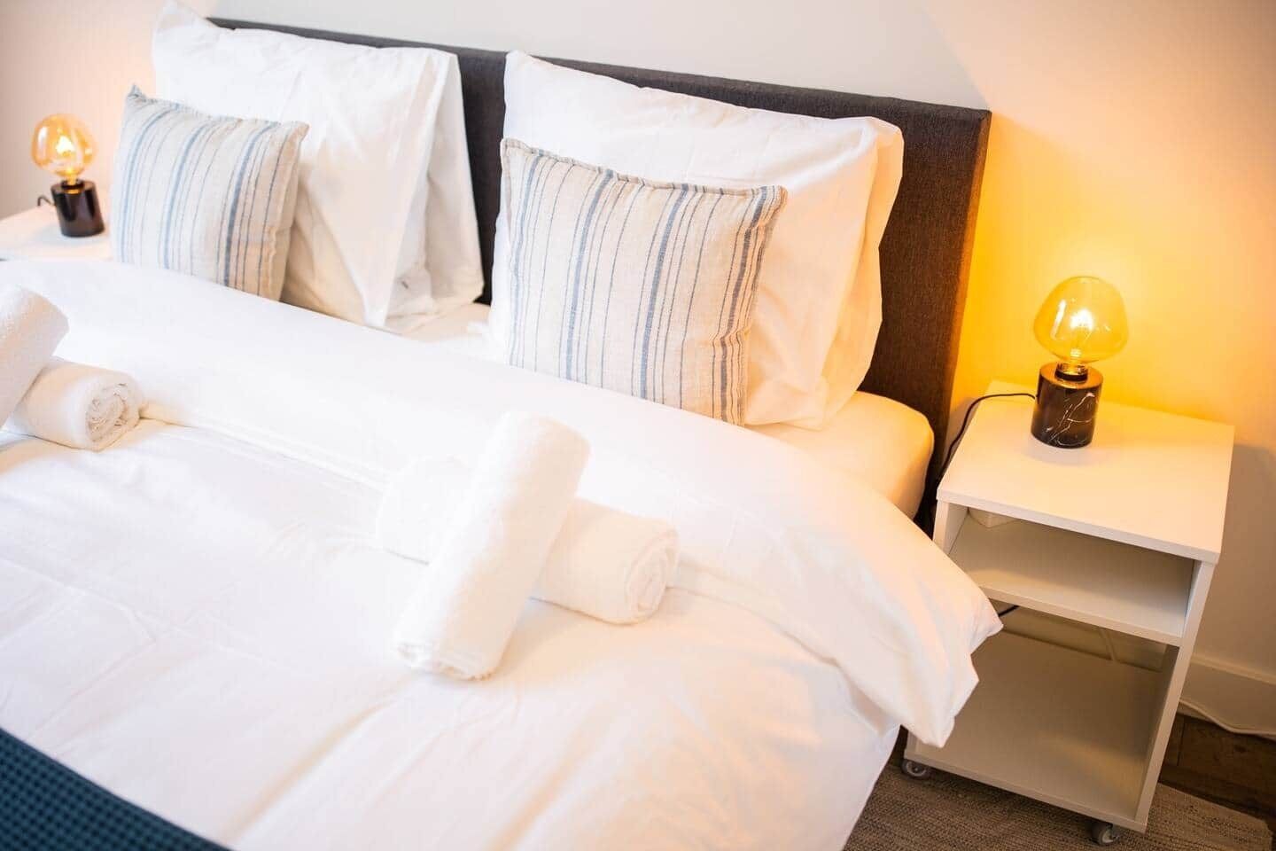 1 slaapkamer, een bureau, een strijkplank/strijkijzer, wifi