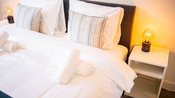 1 slaapkamer, een bureau, een strijkplank/strijkijzer, wifi