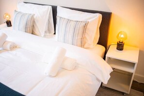 1 slaapkamer, een bureau, een strijkplank/strijkijzer, wifi