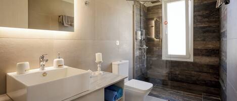 Haartrockner, Handtücher, Seife, Toilettenpapier