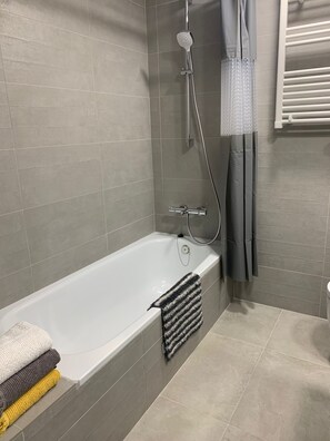 Dusche, Haartrockner, Bidet, Handtücher