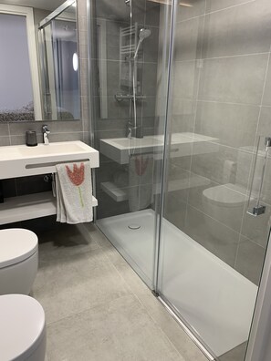 Douche, sĂšche-cheveux, bidet, serviettes fournies