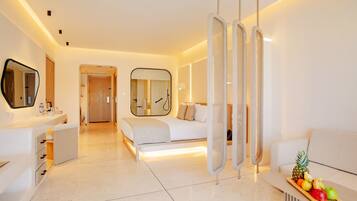 Junior Swim-Up Suite | 1 bedroom, minibar, in-room safe, blackout drapes