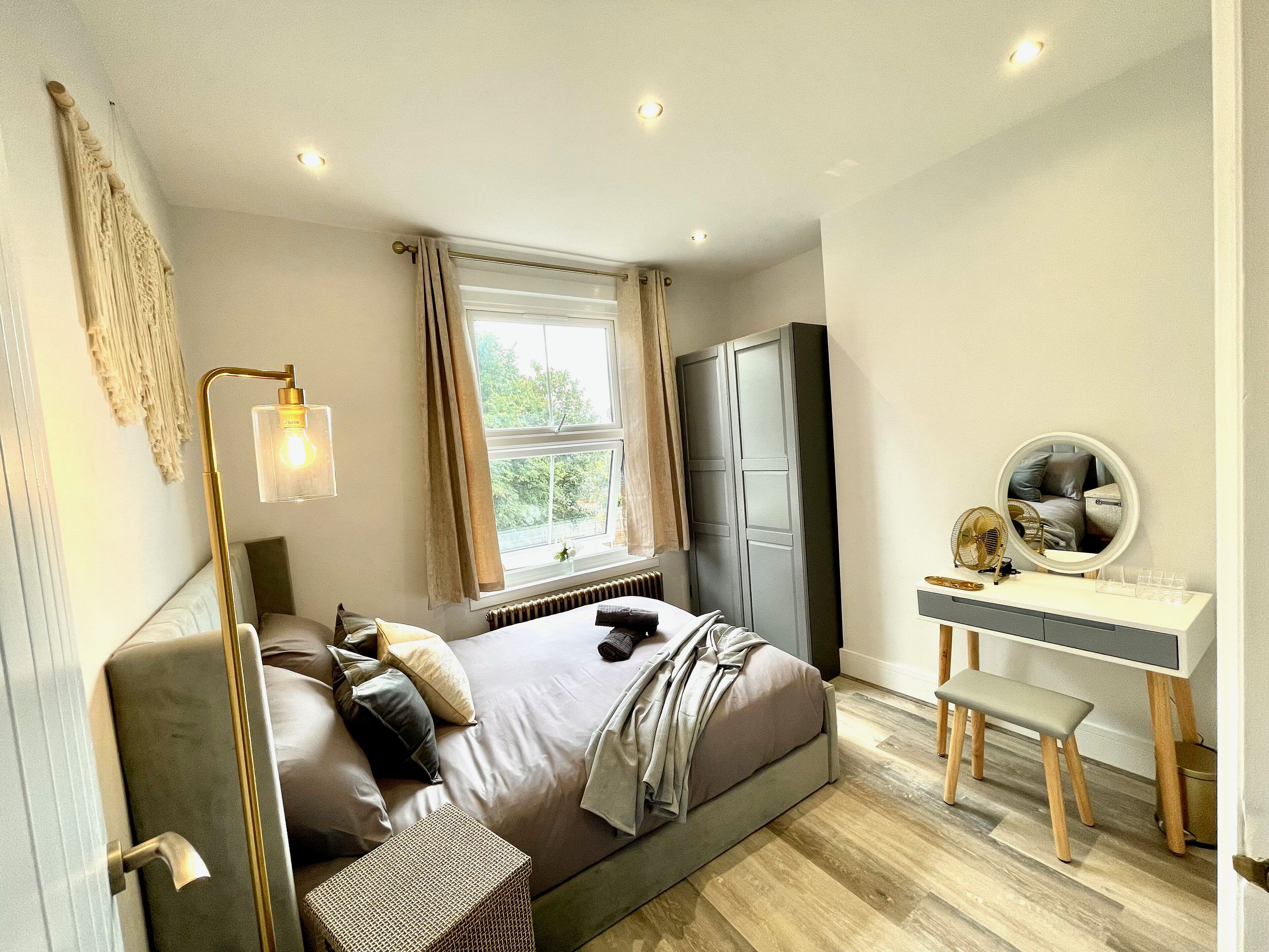 3 habitaciones, tabla de planchar con plancha, wifi y ropa de cama 