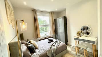 3 habitaciones, tabla de planchar con plancha, wifi y ropa de cama