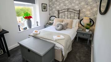 3 bedrooms, desk, iron/ironing board, WiFi