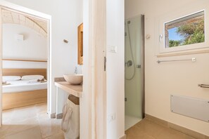 House | Bathroom | Shower, rainfall showerhead, hair dryer