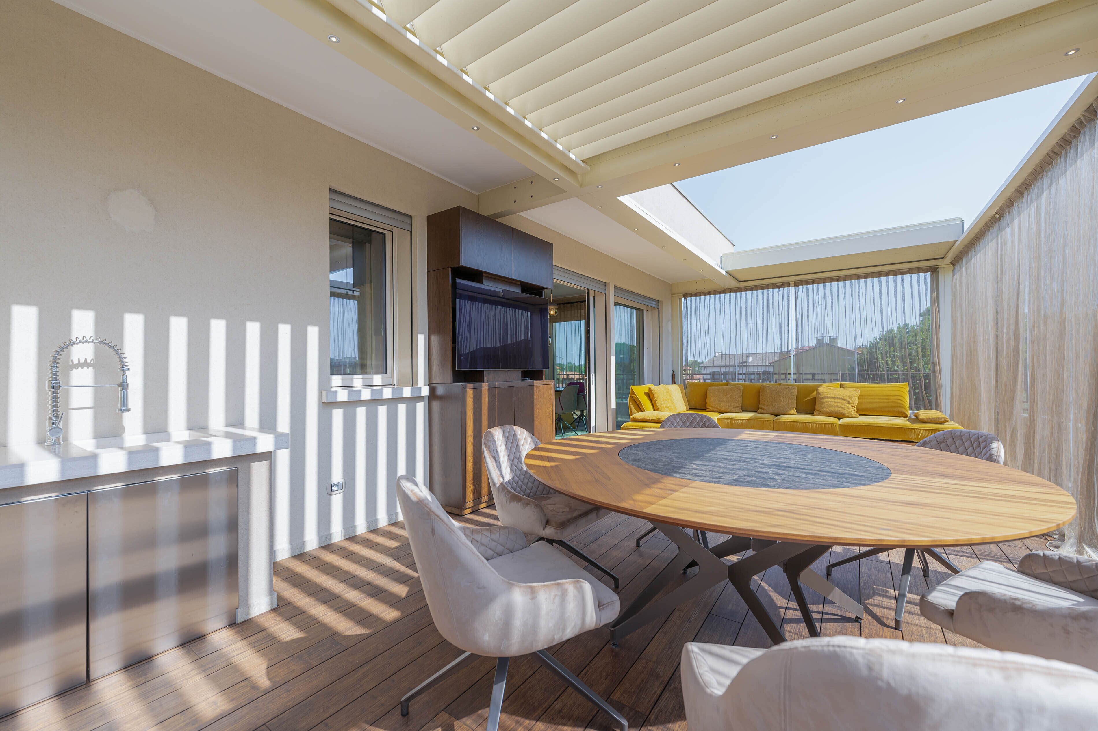 Appartamento Deluxe, 2 camere da letto | Area soggiorno | TV a schermo piatto 30 pollici con canali satellitari