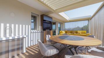 Appartamento Deluxe, 2 camere da letto | Area soggiorno | TV a schermo piatto 30 pollici con canali satellitari