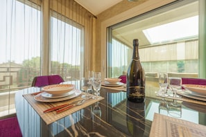 Deluxe Apartment, 2 Bedrooms | Living area