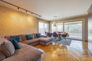 Deluxe Apartment, 2 Bedrooms | Living area