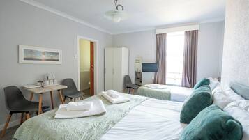 Escritorio, wifi gratis y ropa de cama