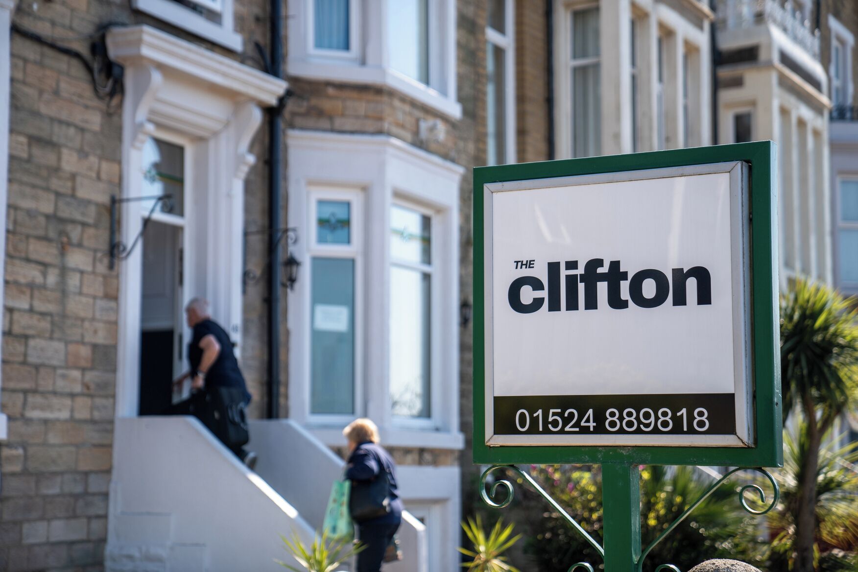 Une enseigne indiquant « The Clifton » avec un numéro de téléphone.