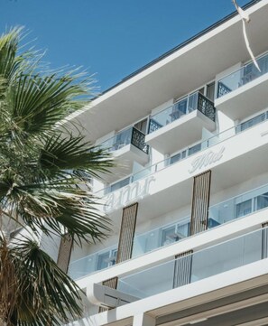 Exterior - AMR Hotel (Rrashbull)