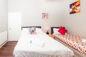 1 habitación, caja de seguridad en la habitación y escritorio